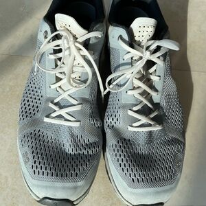 On-running men’s 11 sneaker